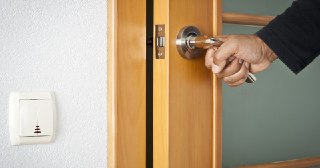 Установка дверей Ухта цена от 1370 руб.